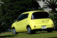 WiLLサイファは15ヶ月で開発されたという。今後36ヶ月で、月平均1500台売れれば、採算はトントンということだが……。トヨタのパイロットモデルとして、サイファには「p-way」と呼ばれるリース契約が採り入れられた。月々の基本料金（1年目5500円〜8500円）に走行距離（km×45円）を足した金額を払うのが基本。契約年数やオプション内容によって、金額は上下する。
	 