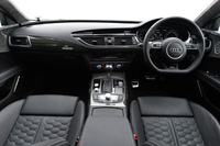 フラットボトムのステアリングホイールやカーボンパネルが、コックピットをスパルタンに彩る。