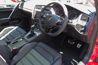 シート地はファブリックが標準。オプションでレザーを選択することも可能。