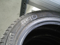 「AKIO」の文字が書かれた夏タイヤ。