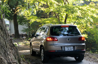 水平基調のフロントデザイン、LEDポジションランプ内蔵のヘッドライト、L字型のナイトデザインのリアコンビネーションランプは、上級モデルの「トゥアレグ」と共通イメージ。