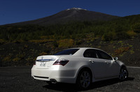 大型フロントグリルやスポイラー一体型のトランクフードは、2008年9月のマイナーチェンジで採用された、新型ならではの特徴となる部分だ。