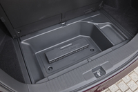 荷室の床下に備わる収納スペース。仕様によって容量が異なり、ハイブリッドのFF車では30リッターとなる。
    