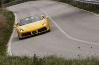 動力性能は0-100km/hが3.0秒で、0-400mが10.55秒。最高速は325km/h以上と発表されている。