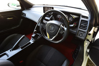 無限パーツで飾られた、「ホンダS660」のインテリア。真っ赤な「スポーツマット」が目を引く。