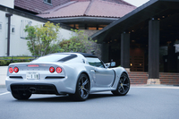 オープンモデルの「ロータス・エキシージSロードスター」は、クーペから1年以上遅れて、2014年9月に日本導入が開始された。
    