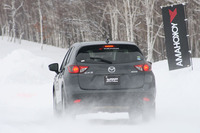 雪上ハンドリングコースを行く「マツダCX-5」。