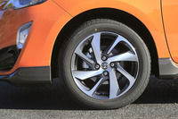 足元は16インチアルミホイールと175/60R16サイズのタイヤの組み合わせ。専用サスペンションの採用により、最低地上高は20mmアップしている。
    