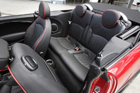 「MINIジョンクーパーワークス コンバーチブル」のシート。車重はクローズドボディーより90kg増すものの、オープンエアモータリングが楽しめる。