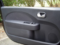 クールなまでに簡素なドアトリム。