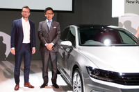 東京都内で行われた発表会には、フォルクスワーゲン グループ ジャパンの庄司 茂社長（右）のほか、フォルクスワーゲン本社のデザイナー、ダニエル・シャルフシュヴェアト氏（左）が出席した。