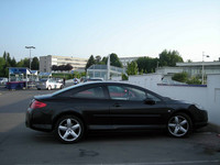 ショッピングセンターで発見した「407クーペ」。