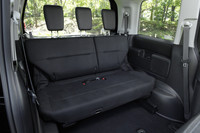 サードシートには、3名ぶんのヘッドレストと3点式シートベルトが備わる。