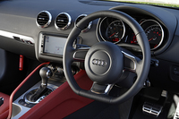 「2.0TFSI」の内装。写真をクリックすると2トーン内装のインパネが見られます。