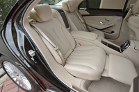 オプション「ショーファーパッケージ」装着車の後席には、マッサージ機能やエンターテインメントシステムなどが備わる。テスト車は、さらに「ファーストクラスパッケージ」を選択。シートは左右独立型となり、テーブルや冷蔵庫も追加される。