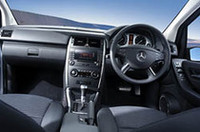 「B200」「B200ターボ」には、アルミスポークをあしらった本革巻きスポーツステアリングホイールやステアリングシフトなどが備わる。