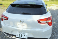 通常時の荷室容量は465リッターと、実用的な容量を確保。後席はクッションを跳ね上げて畳む“ダブルフォールディング”式を採用する。（写真をクリックするとシートの倒れるさまが見られます）