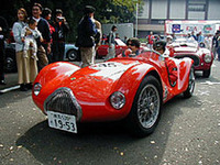 ミッレ・ミリアの代表的なクルマは、イタリアの特産物ともいえる小排気量のレーシング・スポーツカーだ。日本にはこんなにあったのか！と驚くほどの車種とメイクの数だ。これは1951年スタンゲリーニ750スポルト・ミッレ・ミリア。