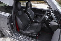 シートはレカロ製の専用品。ヒーターを内蔵しており、寒い日でも快適にドライブを楽しめる。