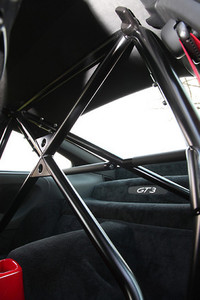 標準で2人乗りであるが、クラブスポーツパッケージを選ぶことで、運転席後方にボルト固定式のロールケージが張り巡らされる。