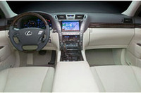 3色のウッドトリムと4色のセミアニリン本革シートが用意される。