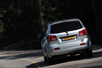 安全装備としては、ESPや、ABS、4輪ディスクブレーキのほか、前席エアバッグ、3列シートにサイド＆カーテンエアバッグなどが標準で備わる。