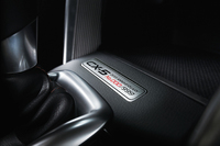 「CX-5 2013アニバーサリー」のシリアルナンバープレート。
    