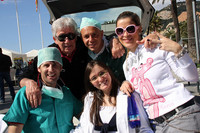 受付は毎年仮装で盛り上げる。今年は「手術医」。手前一番左が地元オーガナイザーのピエールパオロさん、その隣の白衣は彼女のエレオノーラさん。