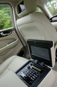 後席アームレストに収まるリモコンで、オーディオやTVなど、リアのマルチメディア関連を集中コントロールできる。AV端子も備え、TVゲームや携帯MP3プレーヤーなどを接続することも可能だ。