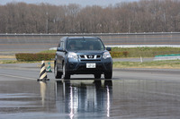 路面の状況をリアルタイムで判断する「CAIS」については、搭載車両を実際に走らせ、システムが路面状況の変化を判定する様子を見学した。