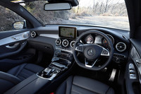 インストゥルメントパネルまわりの意匠は、おおむね「Cクラス」に準拠。従来モデルの「GLK」では左ハンドルしか選べなかったのに対し、「GLC」は右ハンドル仕様のみとなっている。