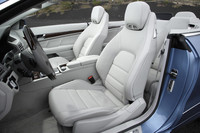 約20秒で開閉可能なソフトトップは、時速40km以下であれば走行中でも操作できる。