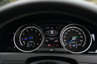 中央にマルチインフォメーションディスプレイを装備した2眼メーター。速度計の目盛りは320km/hまで刻まれる。
    