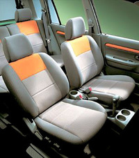 テスト車は以下のセットオプションを装着していた。前席サイドエアバッグ＋DSC（横滑り防止機構）＋トラクションコントロール＋撥水フロントドアガラス＆ドアミラー＋ナビゲーションシステム＋4スピーカー＋175/60R14タイヤ＝29.7万円。  