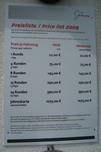 ニュルブルクリンク北コースの料金表（09年当時）。