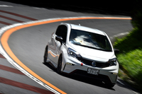 本格スポーツモデル「日産ノートNISMO S」。パワートレイン、車体、タイヤ、サスペンション、空力などがトータルでチューニングされたコンプリートカーだ。