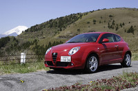 バイキセノンヘッドライトや17インチアルミホイール、MP3対応CDプレーヤー、キーレスエントリーなどが標準装備される。