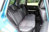 6：4の分割可倒式リアシート。前後席とも、表皮には本革とスエード調素材が用いられている。