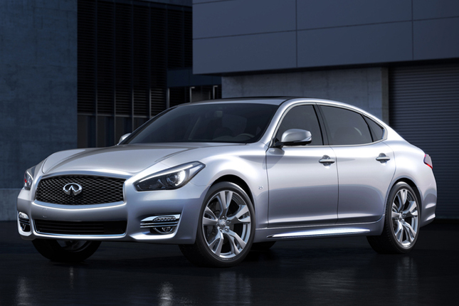 「インフィニティQ70L ビスポークエディション」