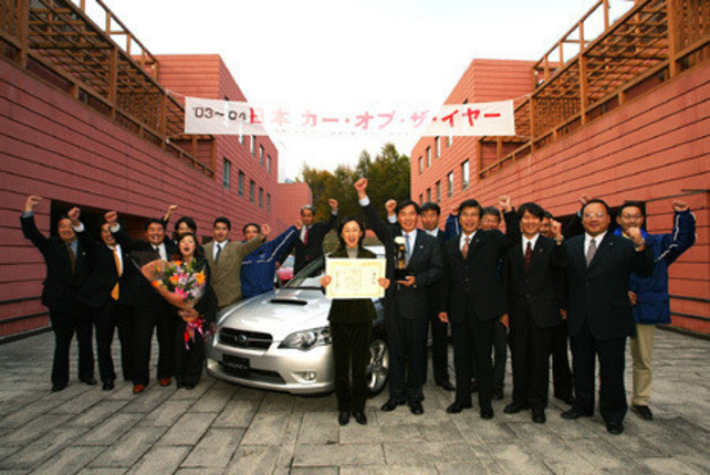 スバル広報＆レガシィ開発陣。中央の女性は広報部長の堤ひろみさん。花束を持っている女性が小宮さん、隣の男性が小島さん。