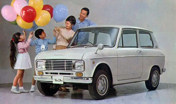 1966年「ダイハツ・フェロー」。日本初採用となる角形ヘッドライトを備えた、“プリズムカット”と称するスクエアなスリーボックスボディーに水冷2ストローク直列2気筒エンジンを搭載し、後輪を駆動する。水冷エンジンによるヒーターの効きのよさも特徴だった。