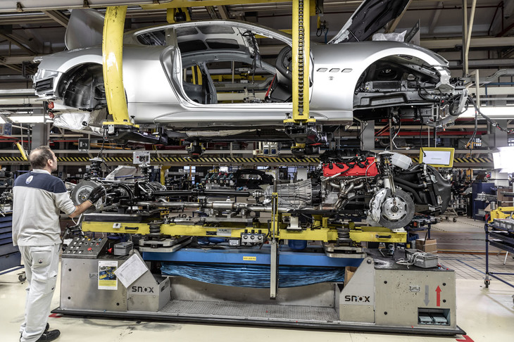 モデナ工場での「グラントゥーリズモ ゼダ」の製造風景。同車両の生産完了に合わせ、工場は高性能スーパースポーツカー製造のため、全面改修に入るという。