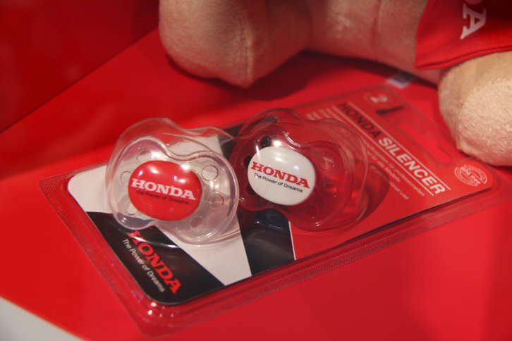 ホンダのオフィシャルグッズその2。乳児用おしゃぶりには「HONDA SILENCER」というニクいネーミングが。コピーライターを表彰したい。