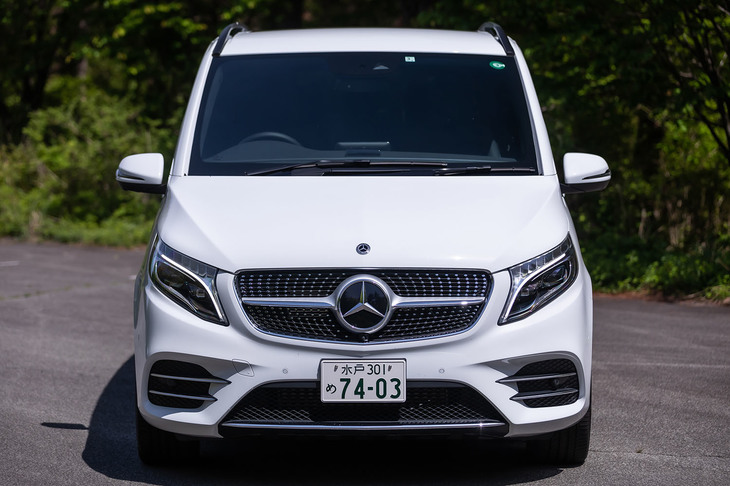 フロントフェイスはメルセデス・ベンツの最新モデルに共通するイメージにリニューアルされた。試乗車ではオプションの「AMGライン」が選択されており、「ダイヤモンドグリル」と呼ばれるデザインのフロントグリルが備わっていた。