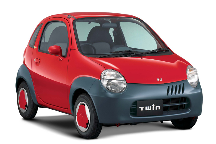 2003年1月に登場した2人乗りの軽乗用車「スズキ・ツイン」。シンプル・イズ・ベストを突き詰めるいっぽうでハイブリッド車も設定するなど、提案性に富んだモデルだった。しかしマーケットの反応はイマイチで、早くも2005年8月に生産終了となってしまった。