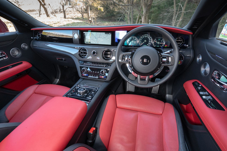 エクステリアと同様、インテリアも金属装飾の光沢を抑えるなどして、標準車とは異なるイメージに。各部のカラーは細かく指定が可能で、試乗車は「ブラック」と「フェニックスレッド」のツートンでコーディネートされていた。