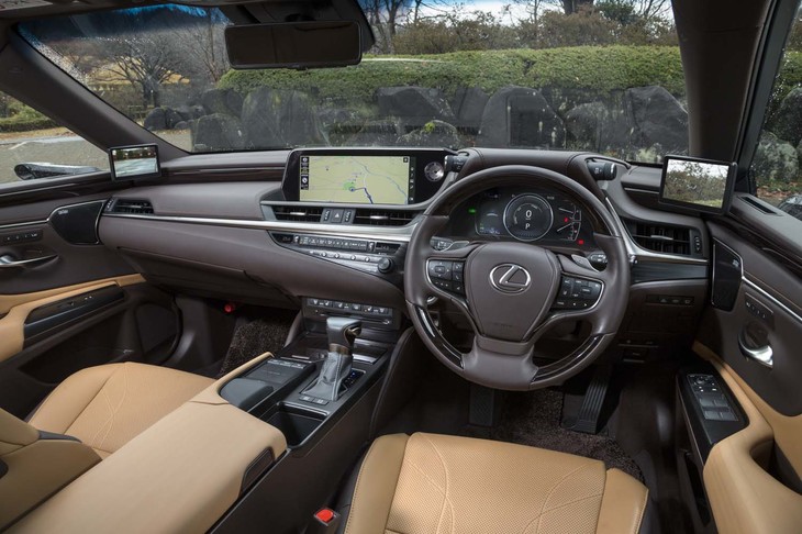 程よい包まれ感を演出したというインテリア。テスト車にはルームミラーにもカメラ映像を映し出せる「デジタルインナーミラー」がオプション装着されていた。