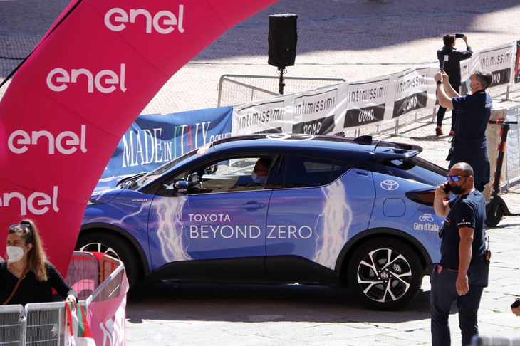 こちらもジーロとともにやってきた「トヨタC-HRハイブリッド」。