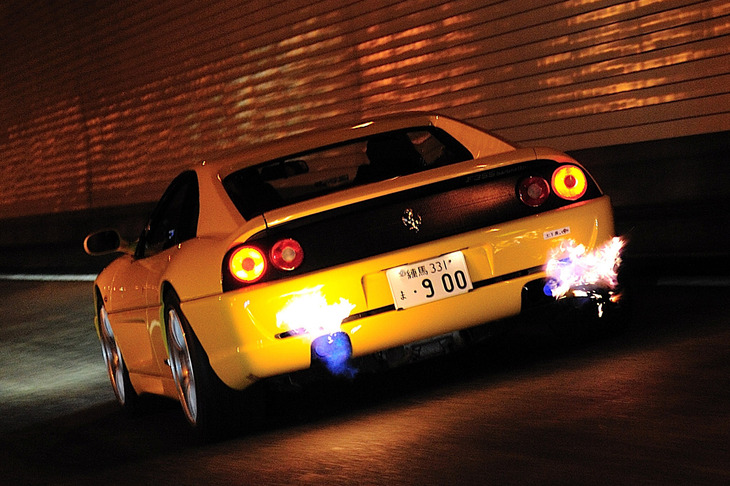 迫力ある「フェラーリF355」のアフターファイヤー。幼稚園時代は、クルマもジェット機みたいにマフラーから火を噴きながら走ってほしい！ と切に願っていた。（写真＝池之平昌信）