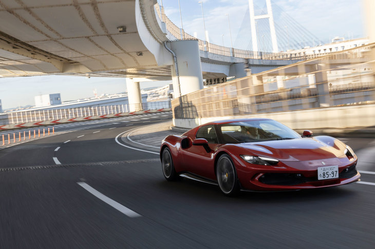 ミドシップ車ならではのマスの集中や後輪寄りの前後重量配分に加え、「296GTB」ではガソリンタンクを2分割して車体底部に搭載するなど、低重心化も徹底。複雑なメカではなく、優れた基本設計で高いコーナリング性能を実現しているのだ。